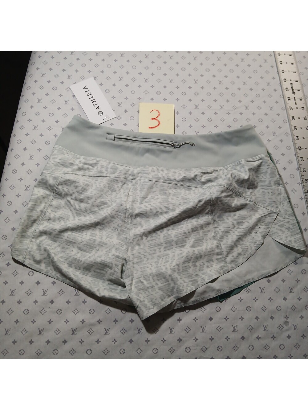 Athleta Run With It Printed 3.5 Shorts Gray Print Women's Size M